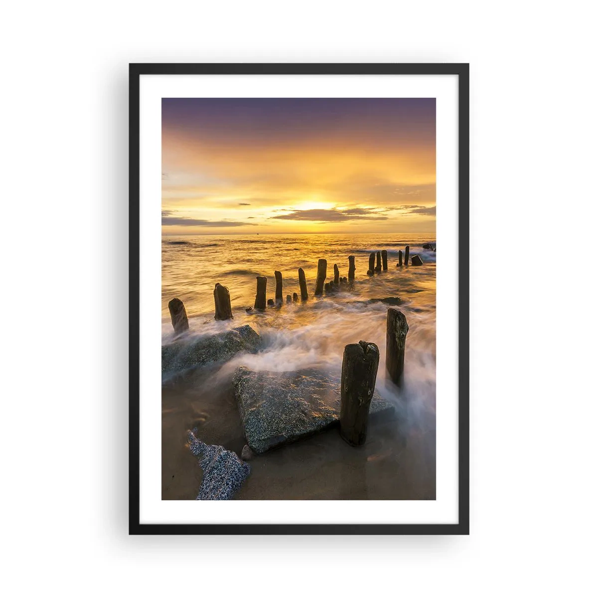 Affisch i svart ram - Solnedgång över havet med trästolpar på stranden - 50x70cm - Östersjöns råa skönhet - Modern väggdekoration för vardagsrum och sovrum ARTTOR