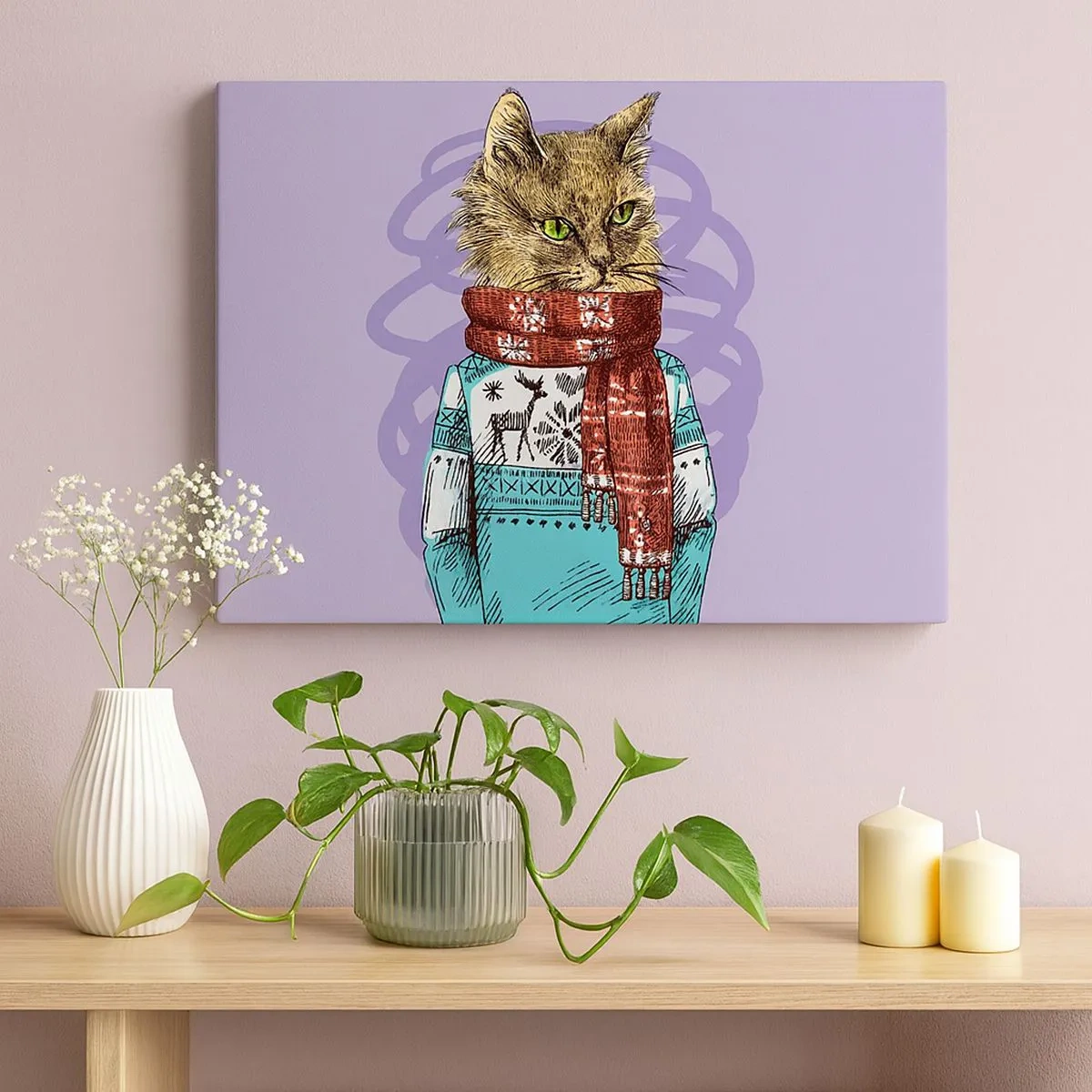 Canvastavla - Bild på duk - En katt i en tröja och halsduk på en lila bakgrund - 70x50cm - Mästerkatten - Modern väggdekoration för vardagsrum och sovrum ARTTOR