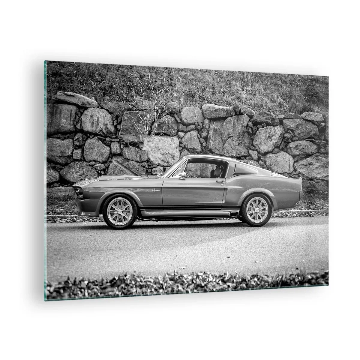 Glastavla - Bild på glas - En klassisk bil mot en stenmur - 70x50cm - Legend från 60-talet - Modern väggdekoration för vardagsrum och sovrum ARTTOR