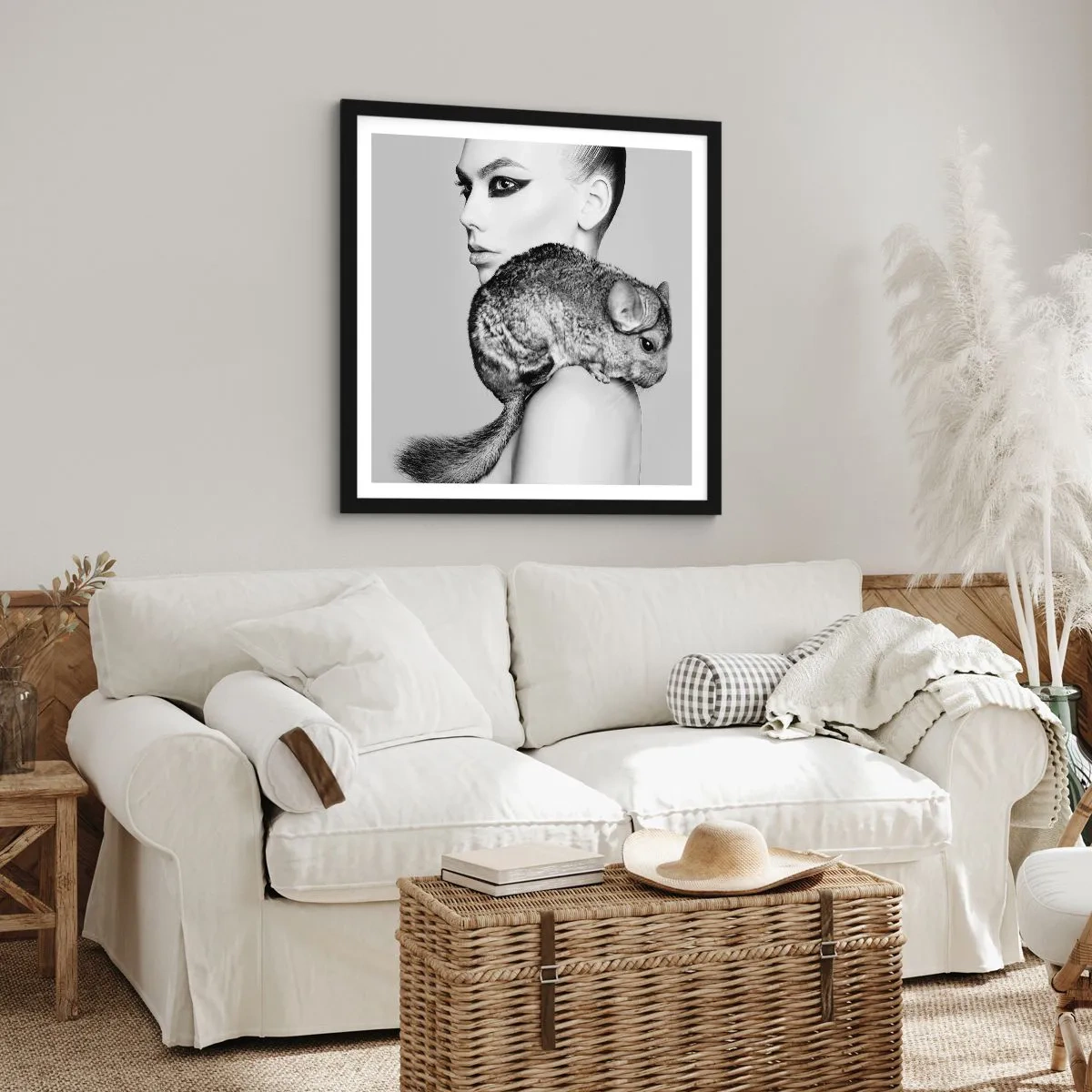 Affisch i svart ram - Dam med chinchilla - 40x40 cm