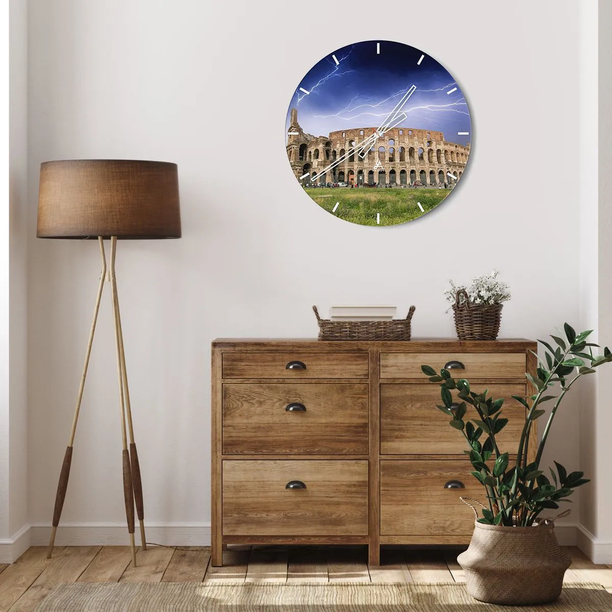Väggklocka - Klocka på glas - Colosseum upplyst av blixtar mot en mörk himmel - 30x30cm - Kamparena - Modern väggdekoration för vardagsrum, kök och sovrum ARTTOR