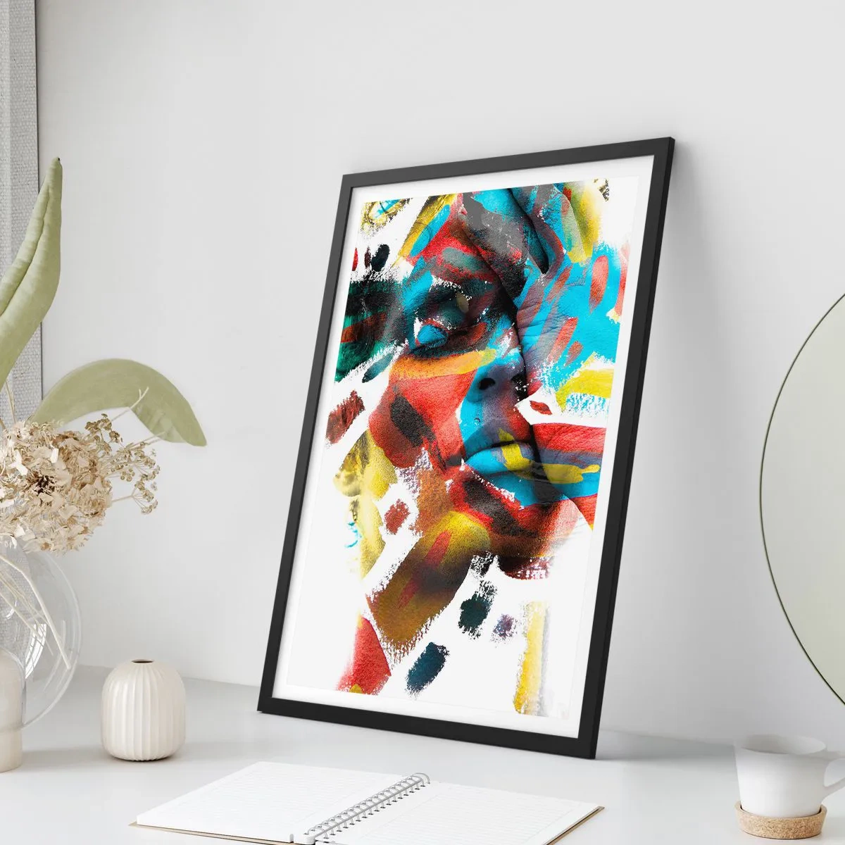 Affisch i svart ram - Konstnärligt porträtt av en kvinna i abstrakta färger - 50x70cm - Färgrik personlighet - Modern väggdekoration för vardagsrum och sovrum ARTTOR