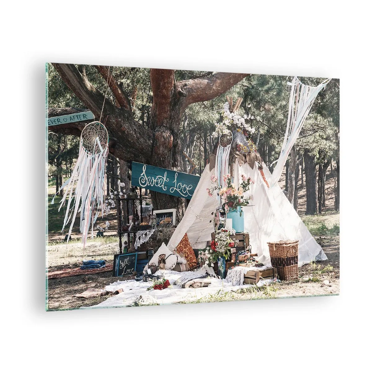 Glastavla - Bild på glas - Boho utomhusdekoration med tipi och blommor i skogen - 70x50cm - Make love… - Modern väggdekoration för vardagsrum och sovrum ARTTOR