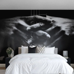 Fototapet Standard Eco - Händer kupade på en gitarrhals i svartvitt - 100x70cm - Artistens bön - Modern väggdekoration för vardagsrum och sovrum ARTTOR