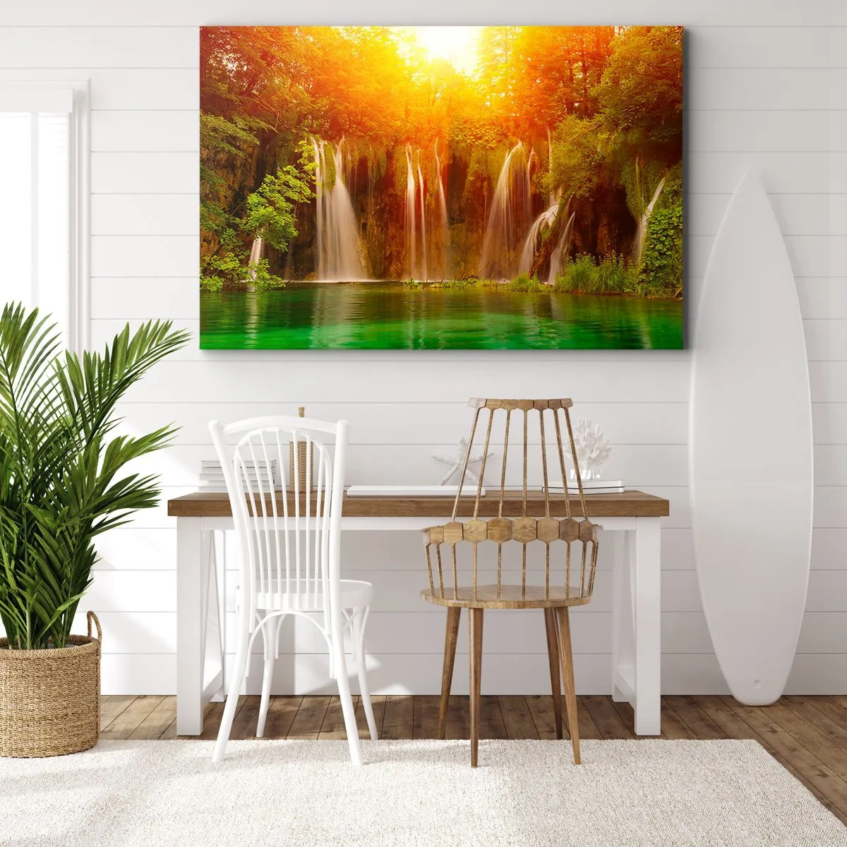 Canvastavla - Bild på duk - Vattenfall omgivna av grönska i skenet av den nedgående solen - 70x50cm - I solen och skuggan - Modern väggdekoration för vardagsrum och sovrum ARTTOR