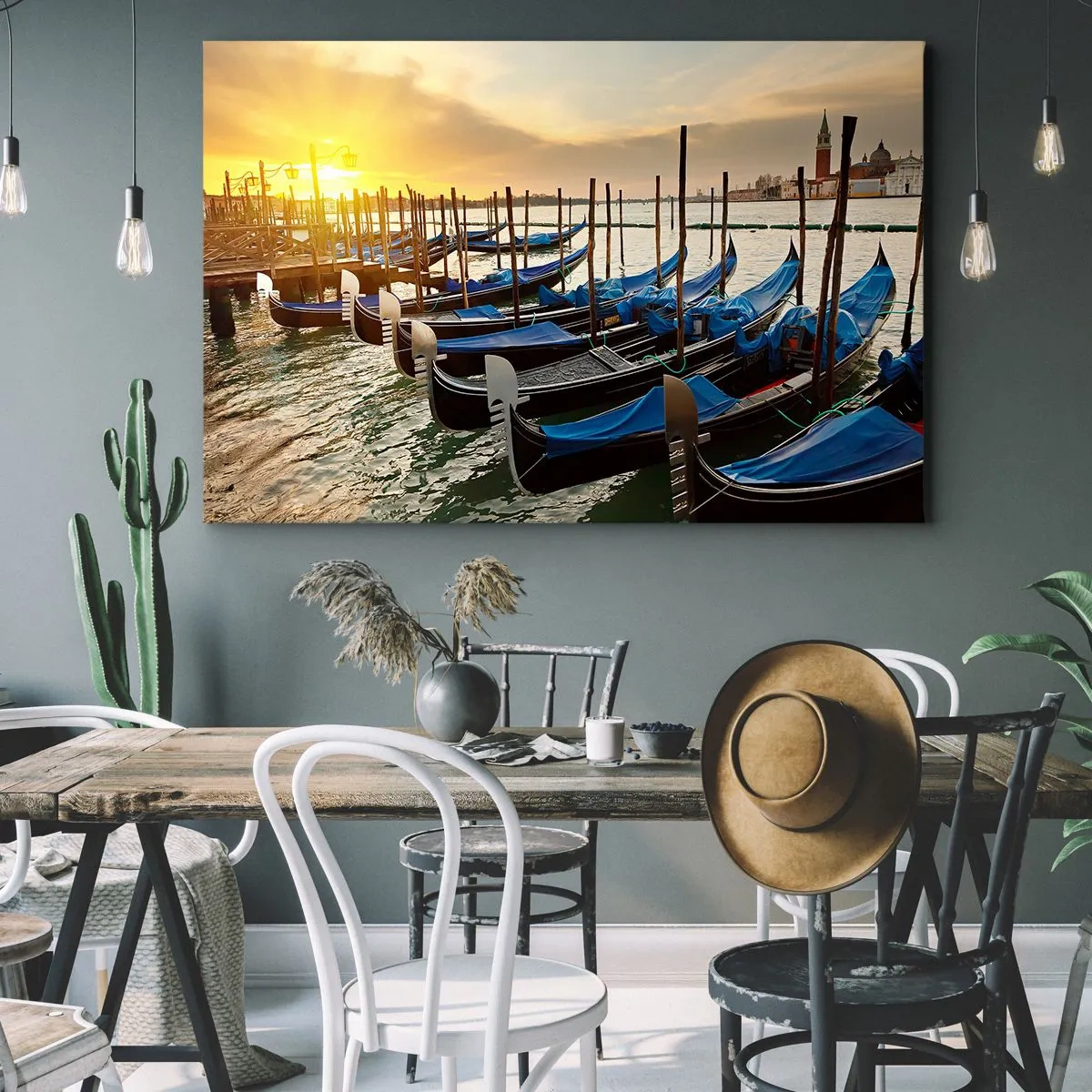 Canvastavla - Bild på duk - Gondoler i Venedig på morgonen i ljuset av den uppgående solen - 70x50cm - Innan bullret kommer hit - Modern väggdekoration för vardagsrum och sovrum ARTTOR