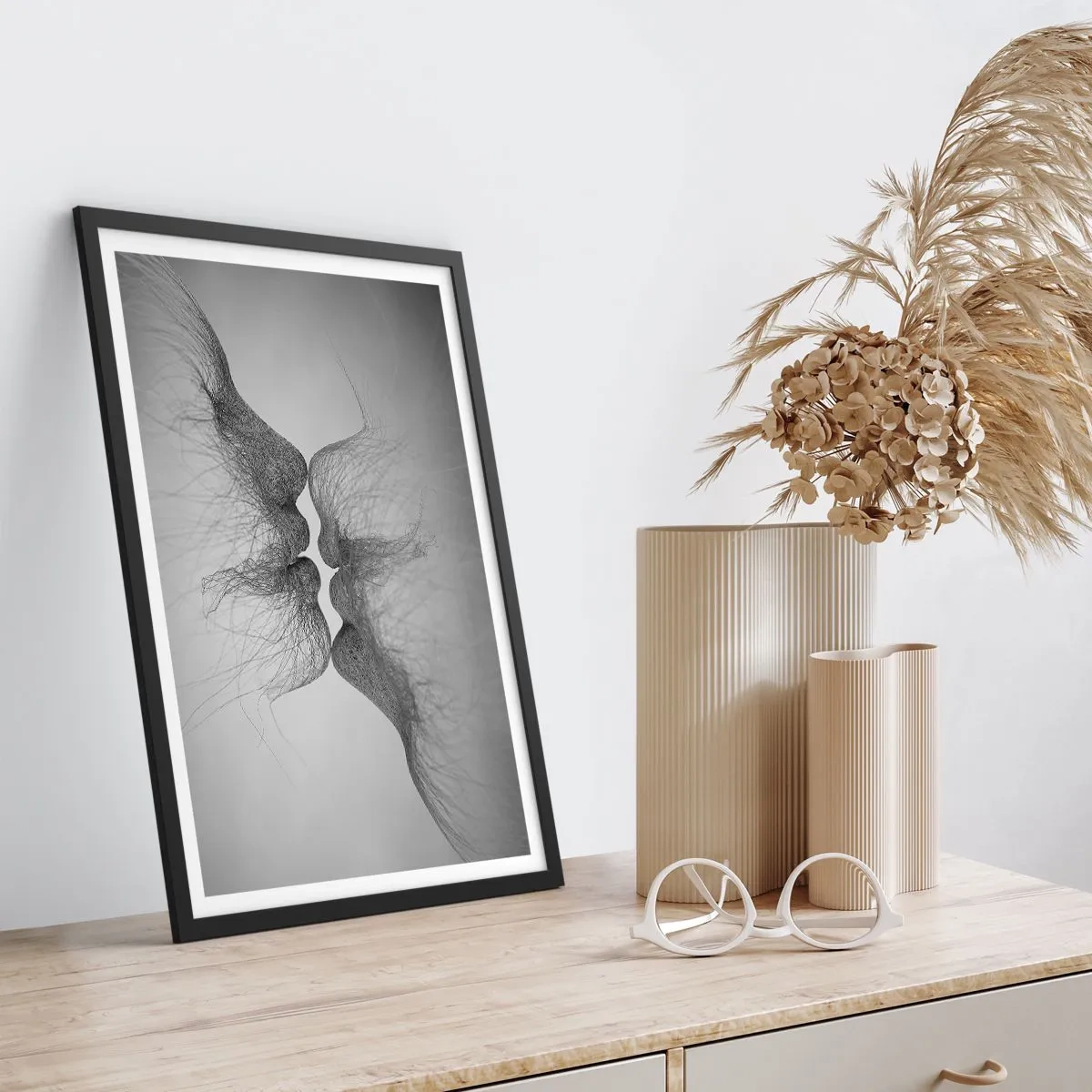Affisch i svart ram - Abstrakta ansikten i akt av att kyssas, svartvitt - 50x70cm - Vindens kyss - Modern väggdekoration för vardagsrum och sovrum ARTTOR
