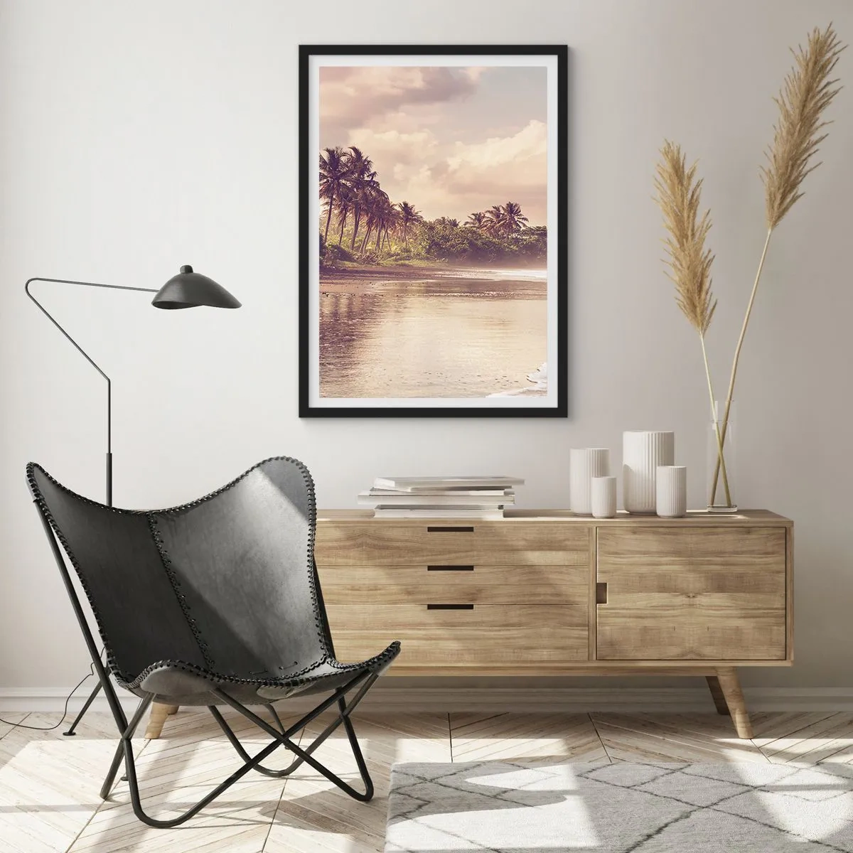 Affisch i svart ram - Tropisk strand vid solnedgången med palmer - 50x70cm - Vågornas smekning - Modern väggdekoration för vardagsrum och sovrum ARTTOR
