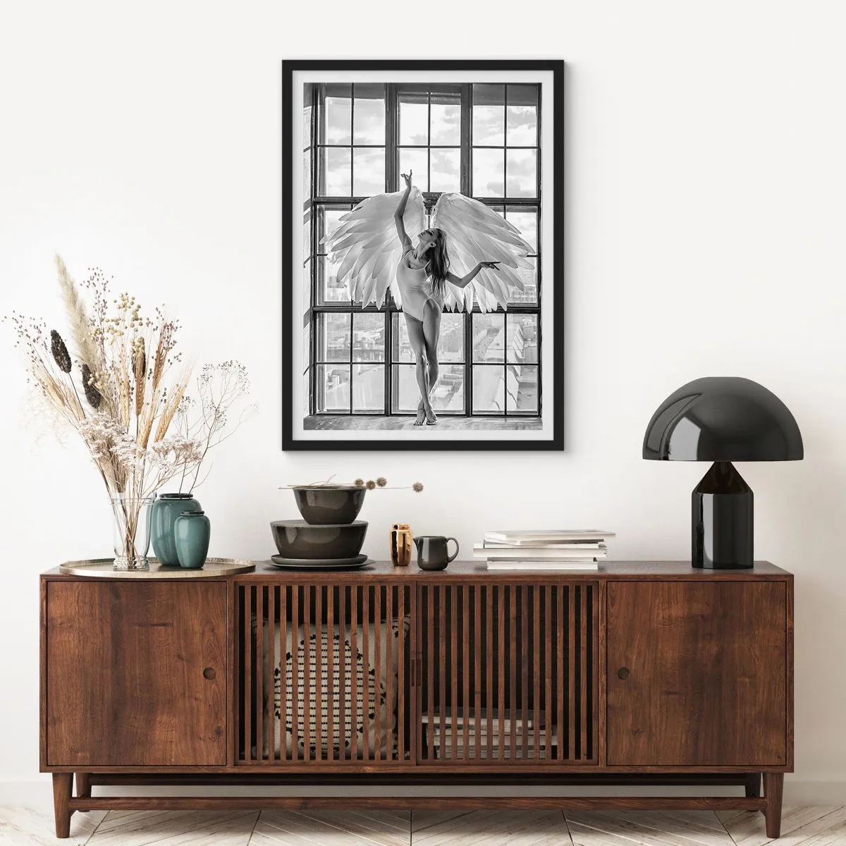 Affisch i svart ram - En figur med änglavingar mot bakgrund av ett fönster - 50x70cm - Änglarnas stad? - Modern väggdekoration för vardagsrum och sovrum ARTTOR