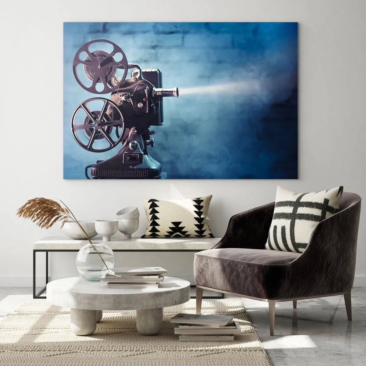 Glastavla - Bild på glas - En filmkamera i retrostil mot en blå vägg - 70x50cm - I gamla biografen - Modern väggdekoration för vardagsrum och sovrum ARTTOR