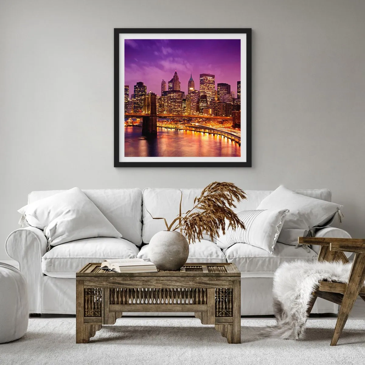 Affisch i svart ram - Manhattan i violett och guld - 30x30 cm