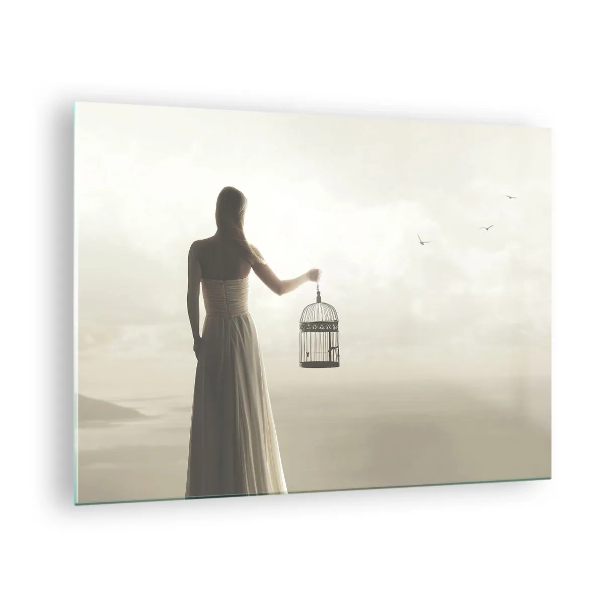 Glastavla - Bild på glas - En kvinna med en bur som tittar på fåglar som flyger bort mot himlen - 70x50cm - Var fri - Modern väggdekoration för vardagsrum och sovrum ARTTOR