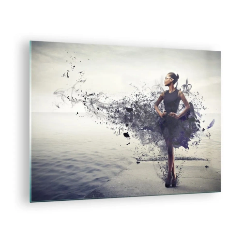 Glastavla - Bild på glas - En kvinna i en suddig klänning mot bakgrund av lugnt vatten - 70x50cm - Venus från Afrika - Modern väggdekoration för vardagsrum och sovrum ARTTOR