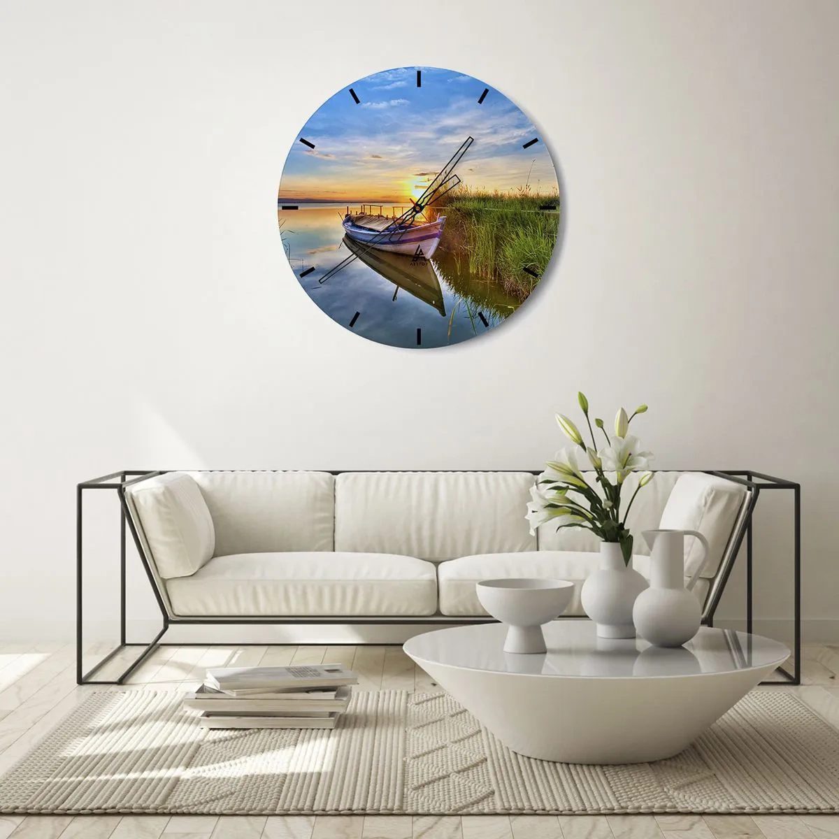 Väggklocka - Klocka på glas - En båt på sjön vid solnedgången - 30x30cm - Uppfyllda drömmars vik - Modern väggdekoration för vardagsrum, kök och sovrum ARTTOR