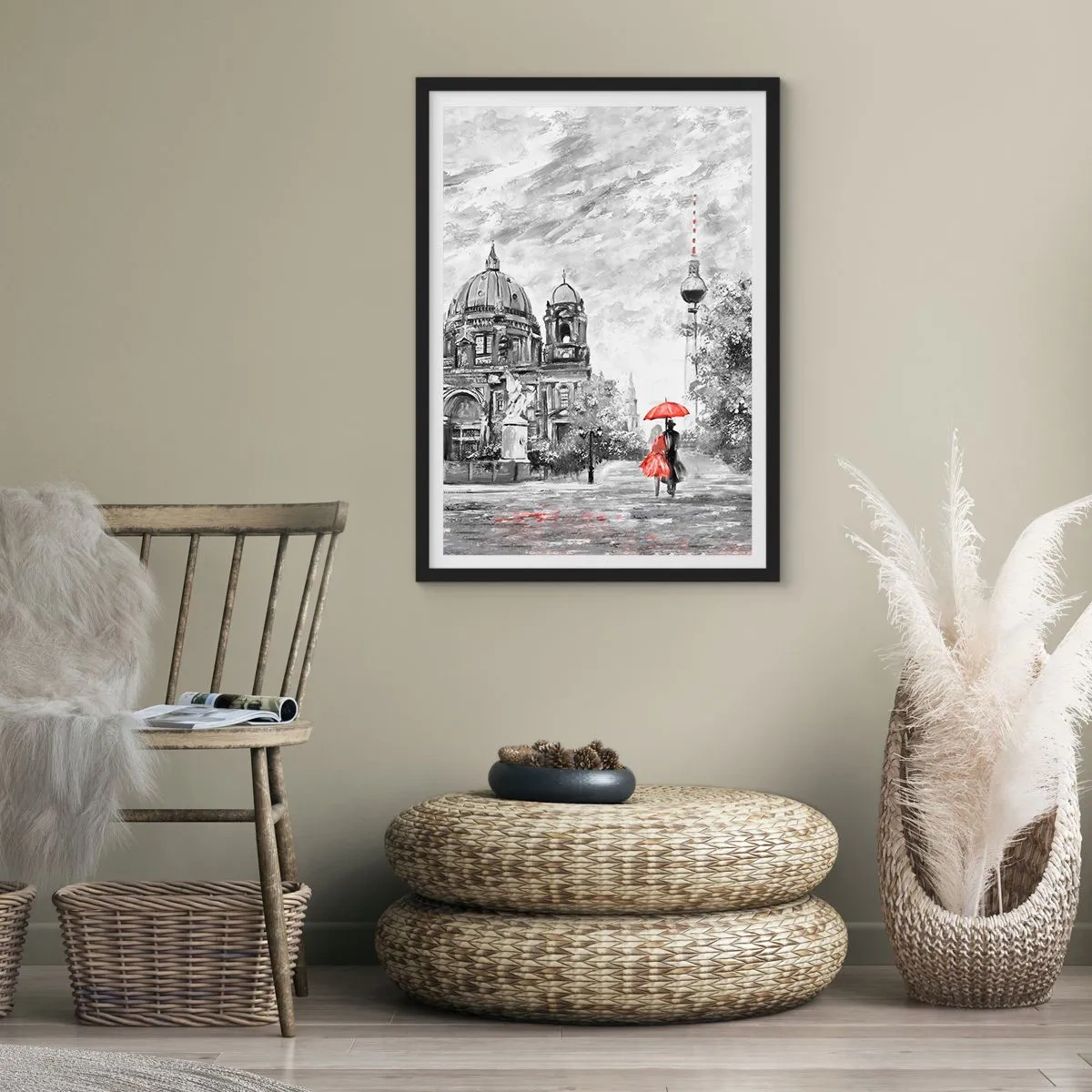 Affisch i svart ram - En figur med ett rött paraply mot bakgrund av Berlins arkitektur - 50x70cm - Ett möte i Berlin - Modern väggdekoration för vardagsrum och sovrum ARTTOR