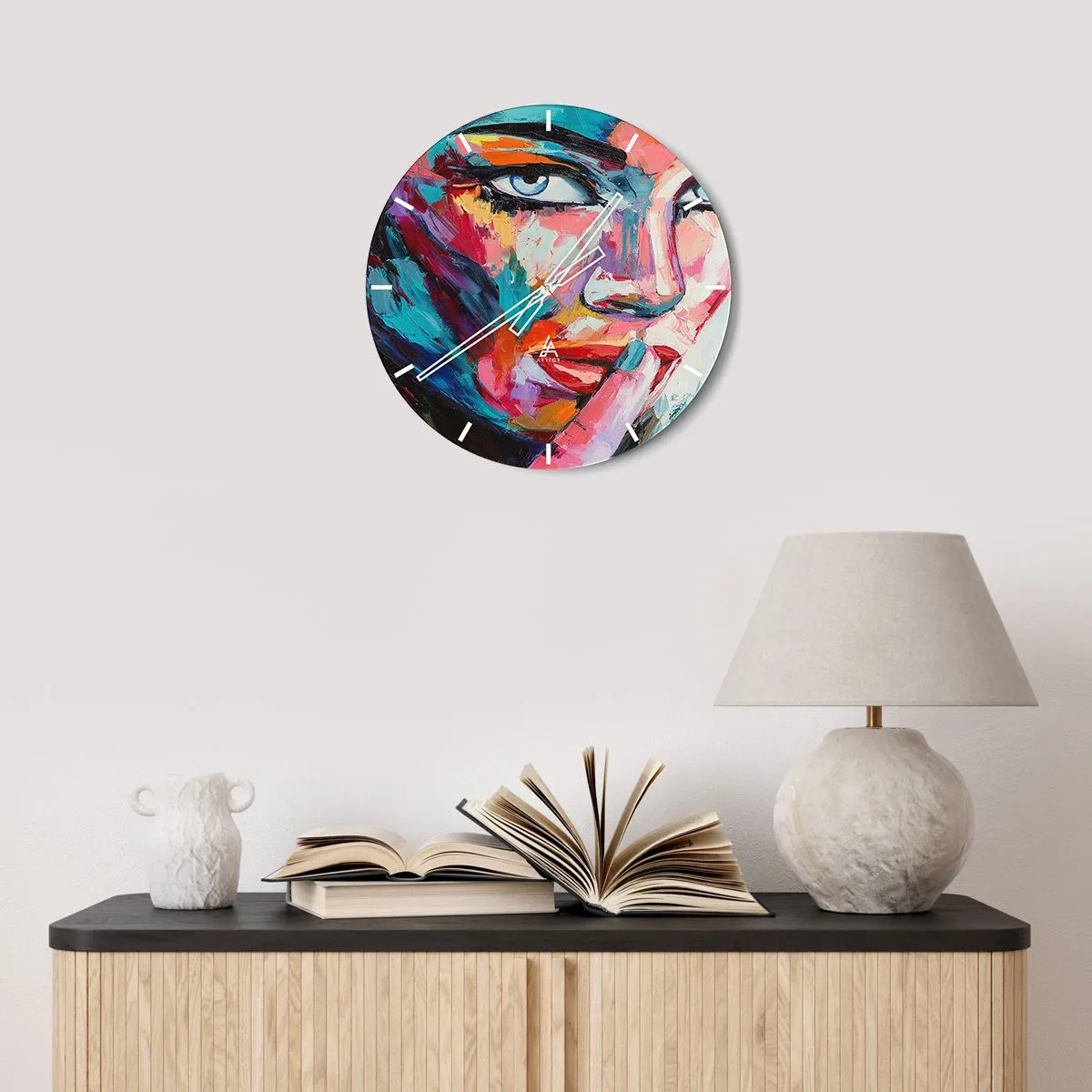 Väggklocka - Klocka på glas - Porträtt av en kvinna i abstrakt stil med livfulla färger - 30x30cm - Vår första hemlighet - Modern väggdekoration för vardagsrum, kök och sovrum ARTTOR