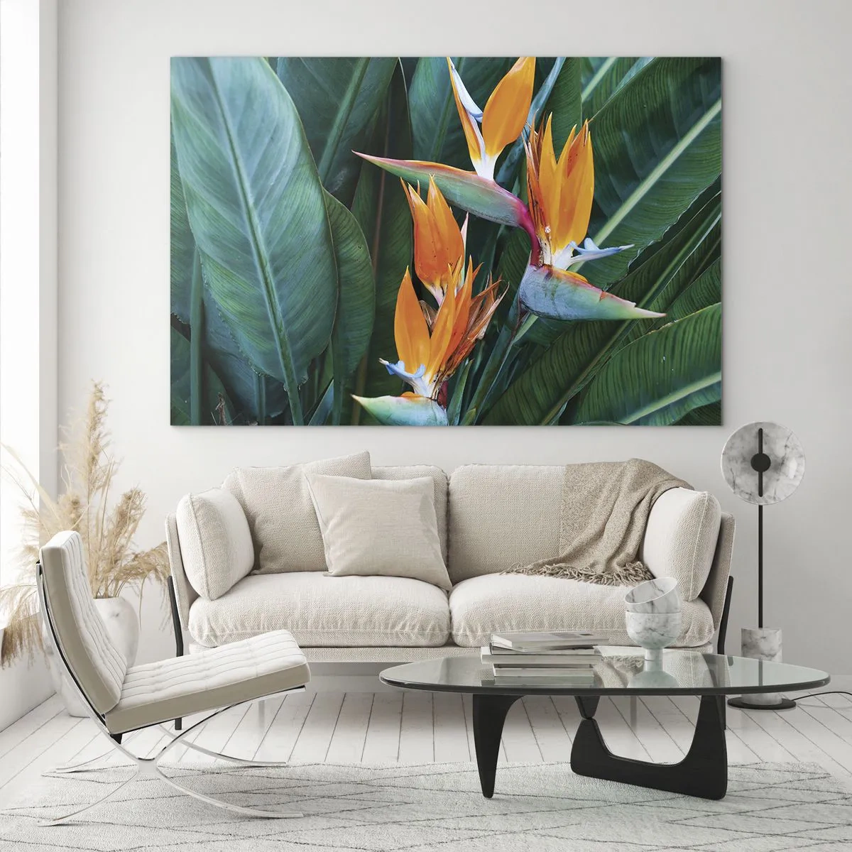 Glastavla - Bild på glas - Exotiska strelitziablommor bland stora gröna blad - 70x50cm - Är det en blomma, eller en fågel? - Modern väggdekoration för vardagsrum och sovrum ARTTOR