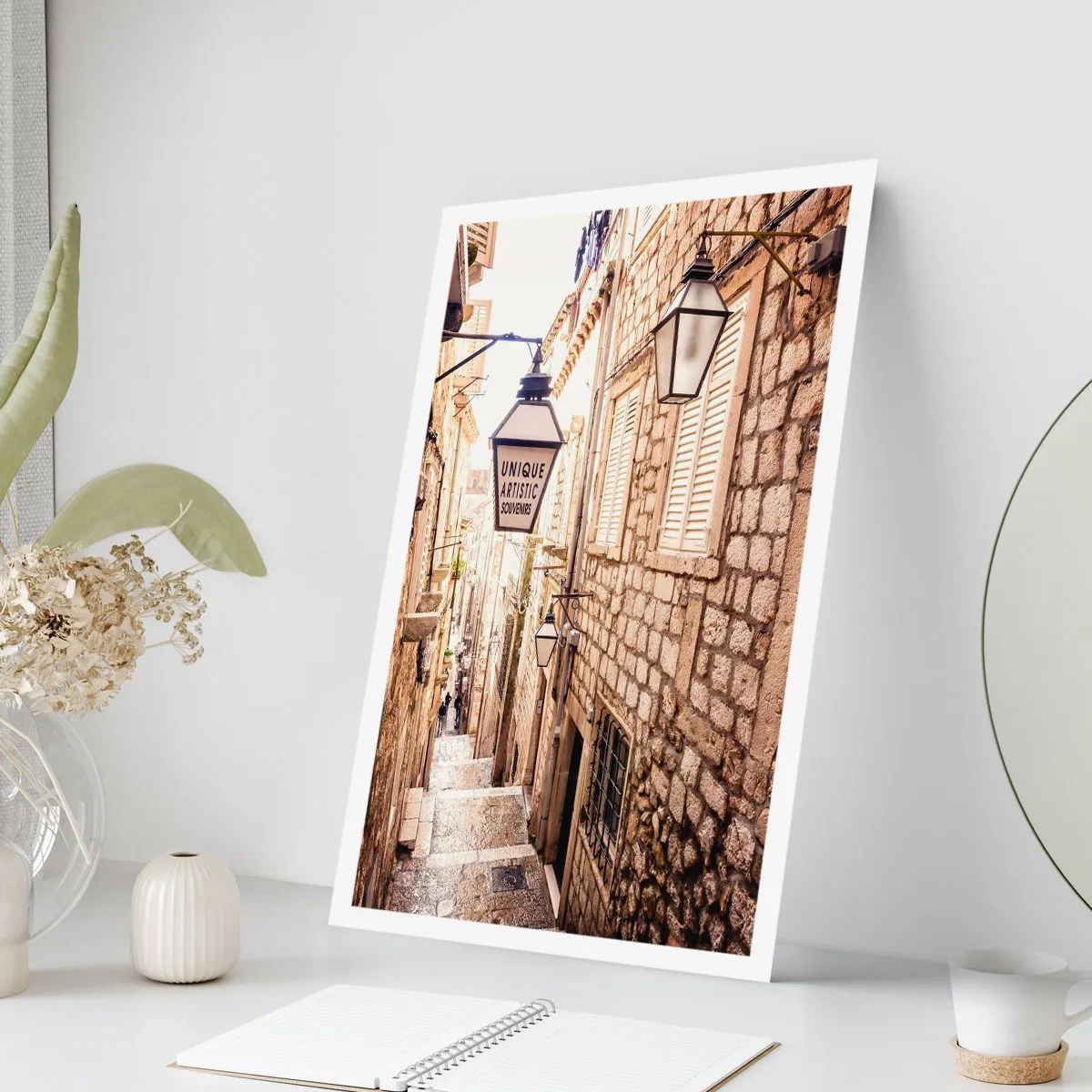 Affisch - En charmig gränd - 70x100 cm