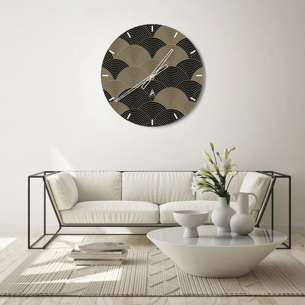 Väggklocka - Klocka på glas - Abstrakt mönster av gyllene halvcirklar på svart bakgrund - 30x30cm - Enighet i mångfald - Modern väggdekoration för vardagsrum, kök och sovrum ARTTOR