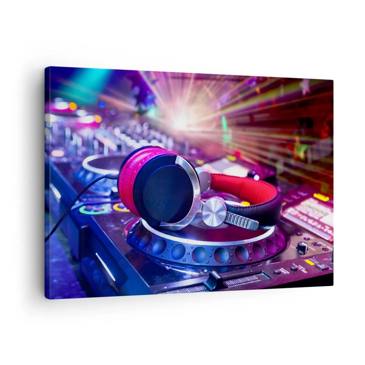 Canvastavla - Bild på duk - DJ-hörlurar på en konsol upplyst av spotlights på en fest - 70x50cm - Låt partyt börja - Modern väggdekoration för vardagsrum och sovrum ARTTOR