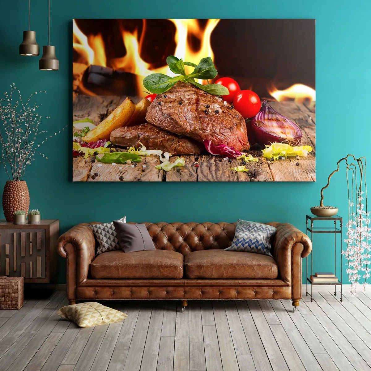 Canvastavla - Bild på duk - Grillad biff med tillbehör mot en bakgrund av lågor - 70x50cm - Framtrollad med glöd - Modern väggdekoration för vardagsrum och sovrum ARTTOR