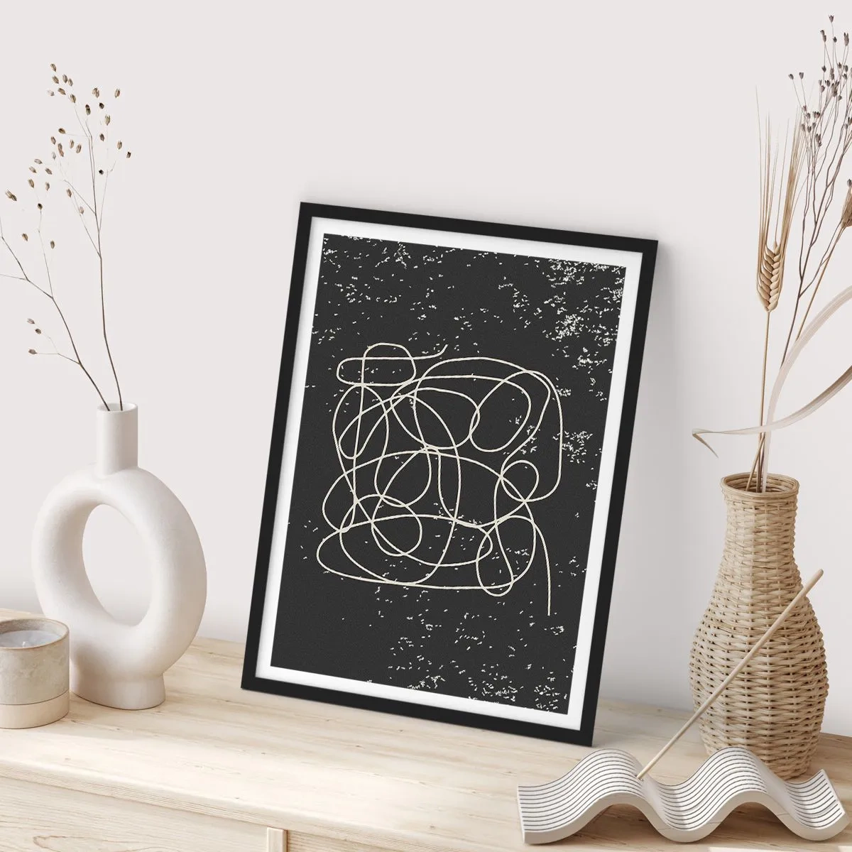 Affisch i svart ram - Kaotiska linjer på svart bakgrund med vita prickar - 50x70cm - Vilsegångna tankar - Modern väggdekoration för vardagsrum och sovrum ARTTOR