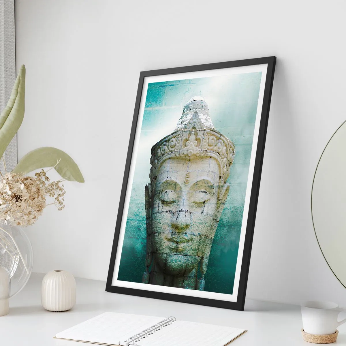 Affisch i svart ram - En Buddhastaty mot en bakgrund av subtila nyanser av grönt - 50x70cm - På jakt efter ljus - Modern väggdekoration för vardagsrum och sovrum ARTTOR