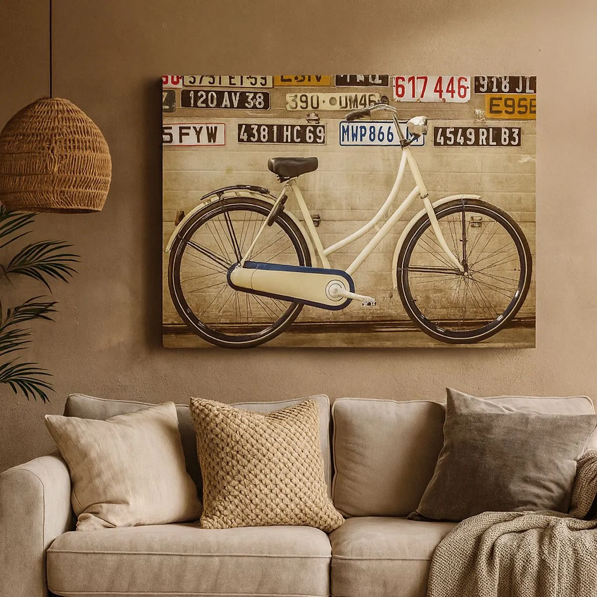 Canvastavla - Bild på duk - En retrocykel mot en vägg dekorerad med registreringsskyltar - 70x50cm - Utan komplex - Modern väggdekoration för vardagsrum och sovrum ARTTOR