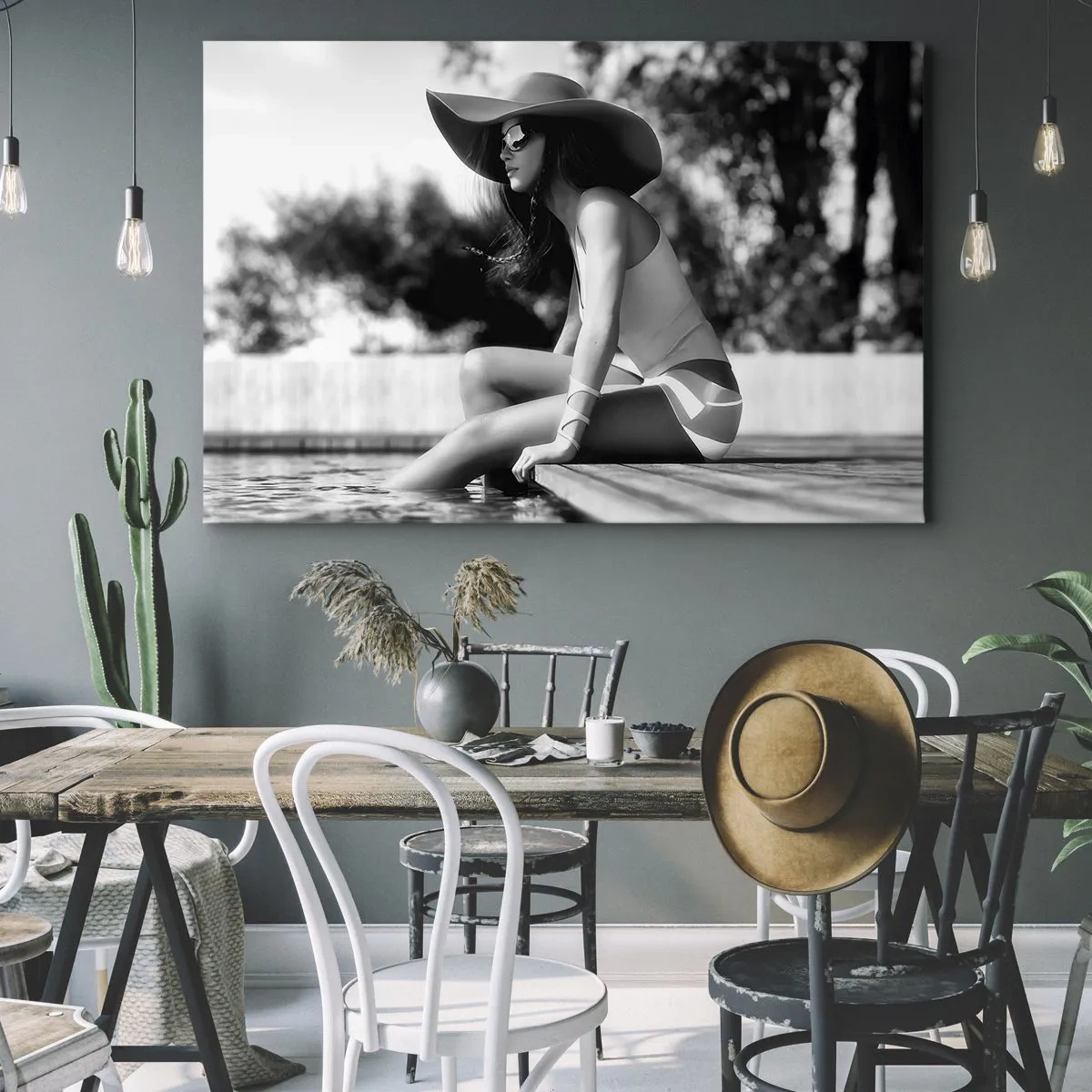 Canvastavla - Bild på duk - Kvinna i hatt vid poolen i svart och vitt - 70x50cm - En sommardröm - Modern väggdekoration för vardagsrum och sovrum ARTTOR
