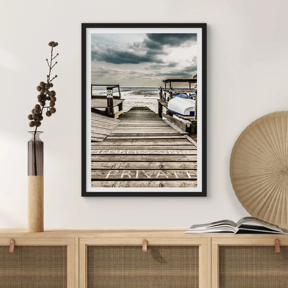 Affisch i svart ram - Träbrygga över havet - 50x70cm - Stranden i norr - Modern väggdekoration för vardagsrum och sovrum ARTTOR