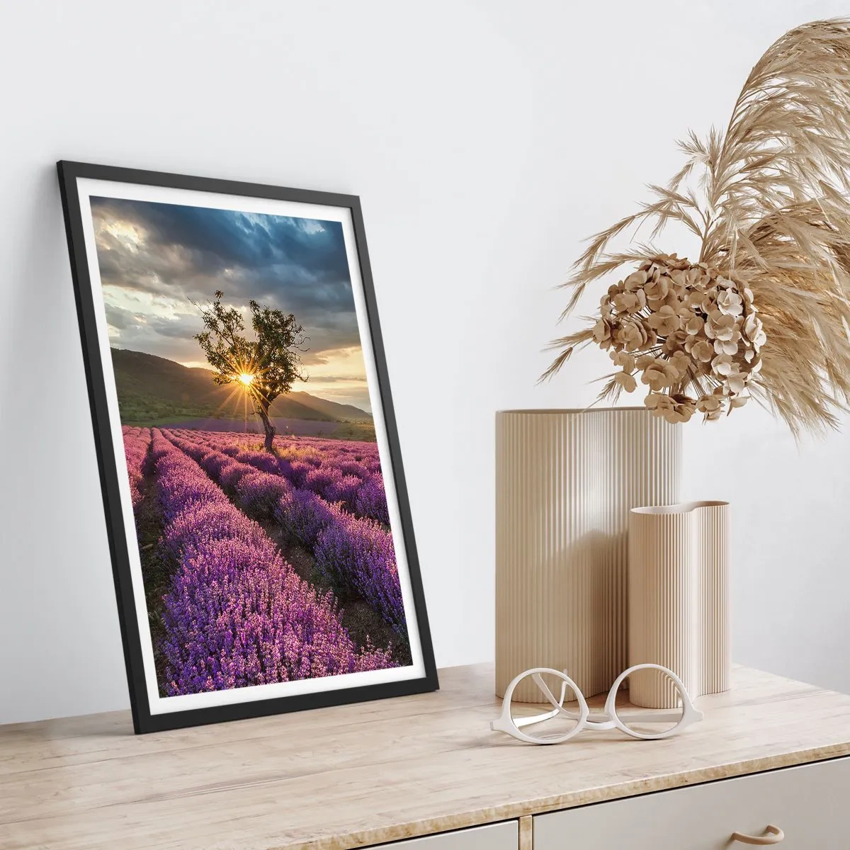 Affisch i svart ram - Ett lavendelfält med ett ensamt träd och en solnedgång - 50x70cm - Arom i lila färg - Modern väggdekoration för vardagsrum och sovrum ARTTOR