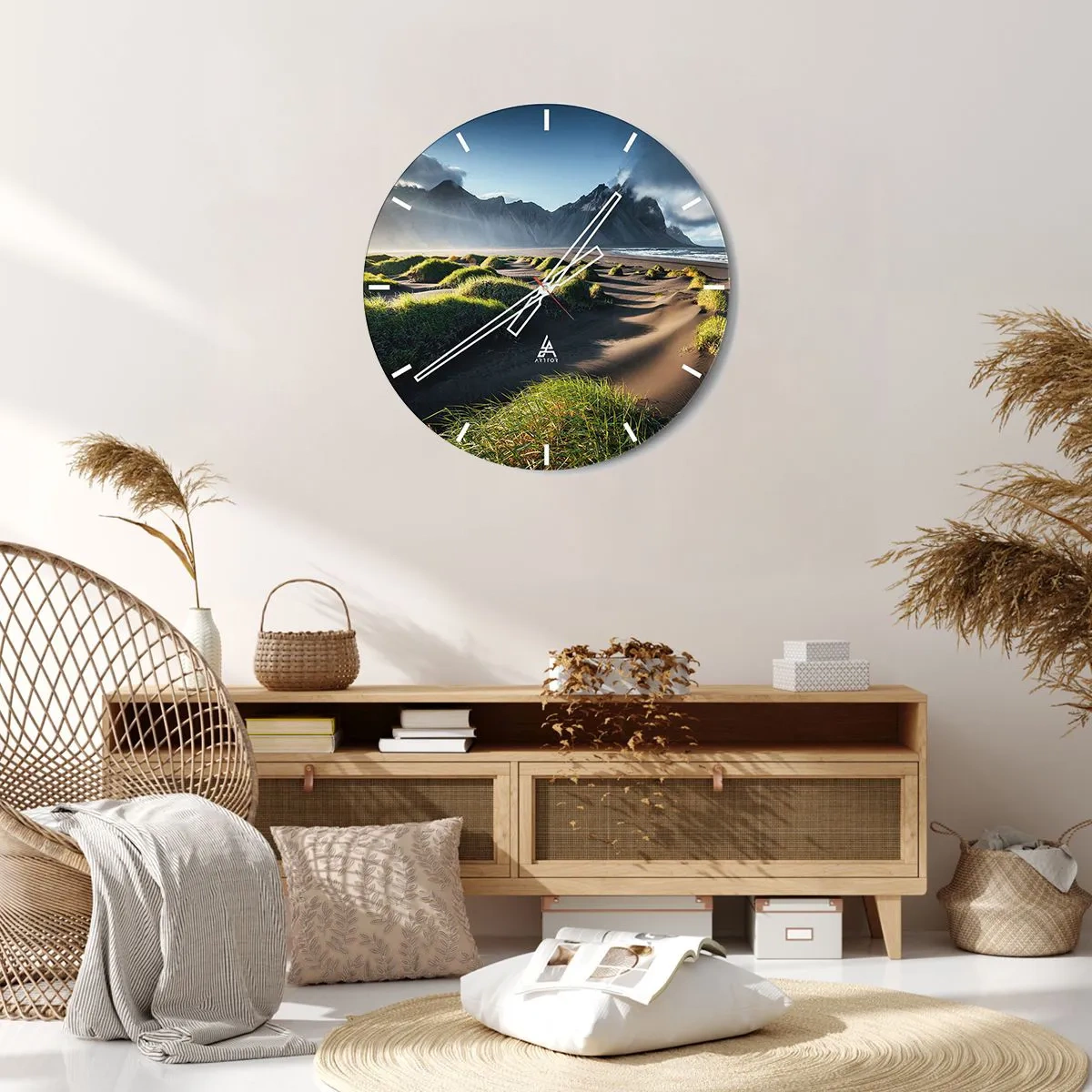 Väggklocka - Klocka på glas - Utsikt över den bergiga stranden med gröna sanddyner upplysta av ljuset - 30x30cm - Elementens harmoni - Modern väggdekoration för vardagsrum, kök och sovrum ARTTOR