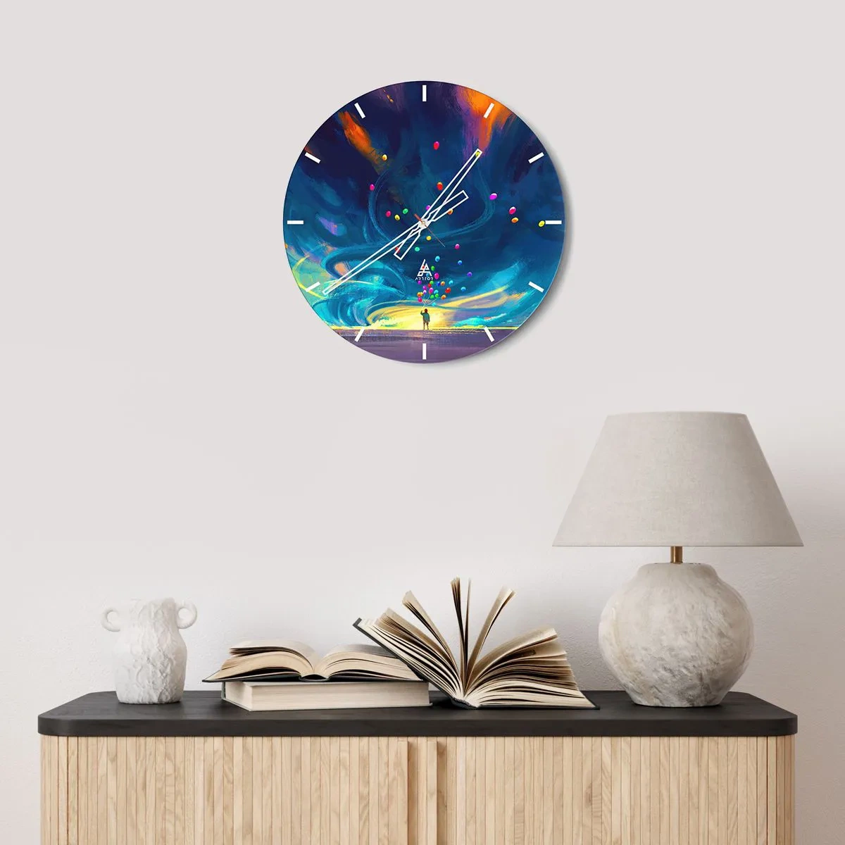 Väggklocka - Klocka på glas - En person med färgglada ballonger mot en dynamisk himmelbakgrund. - 30x30cm - Blå vind - Modern väggdekoration för vardagsrum, kök och sovrum ARTTOR