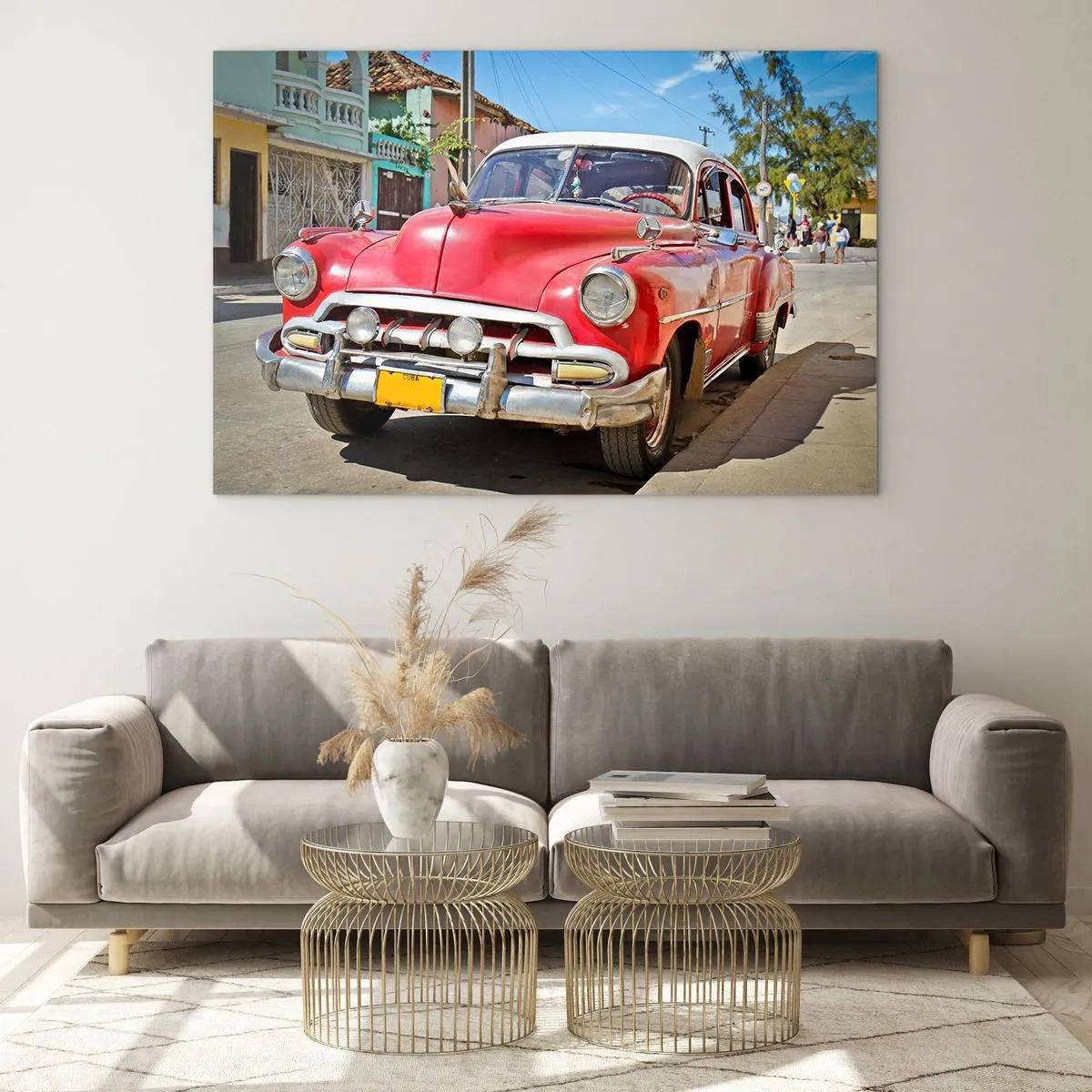 Glastavla - Bild på glas - Röd veteranbil på en stadsgata - 70x50cm - Endast kvar i Kuba - Modern väggdekoration för vardagsrum och sovrum ARTTOR