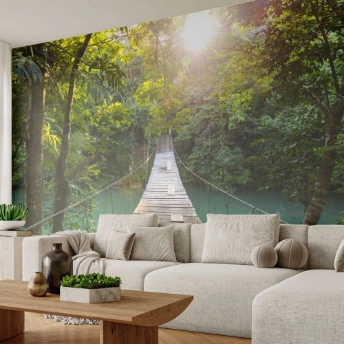 Självhäftande Fototapet Deluxe Sticker - Vid azurblått vatten till azurblå skog - Landskap, Djungel, Träbro - 250x175 cm