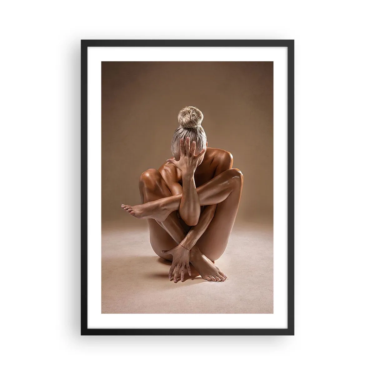 Affisch i svart ram - Konstnärlig bild av en kvinna i sensuell pose mot en beige bakgrund - 50x70cm - Kroppens och själens enighet - Modern väggdekoration för vardagsrum och sovrum ARTTOR