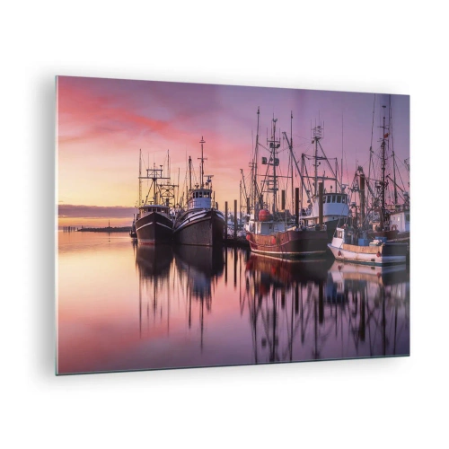 Glastavla - Bild på glas - Fiskebåtar vid solnedgången i en lugn hamn - 70x50cm - Inför nästa dag - Modern väggdekoration för vardagsrum och sovrum ARTTOR