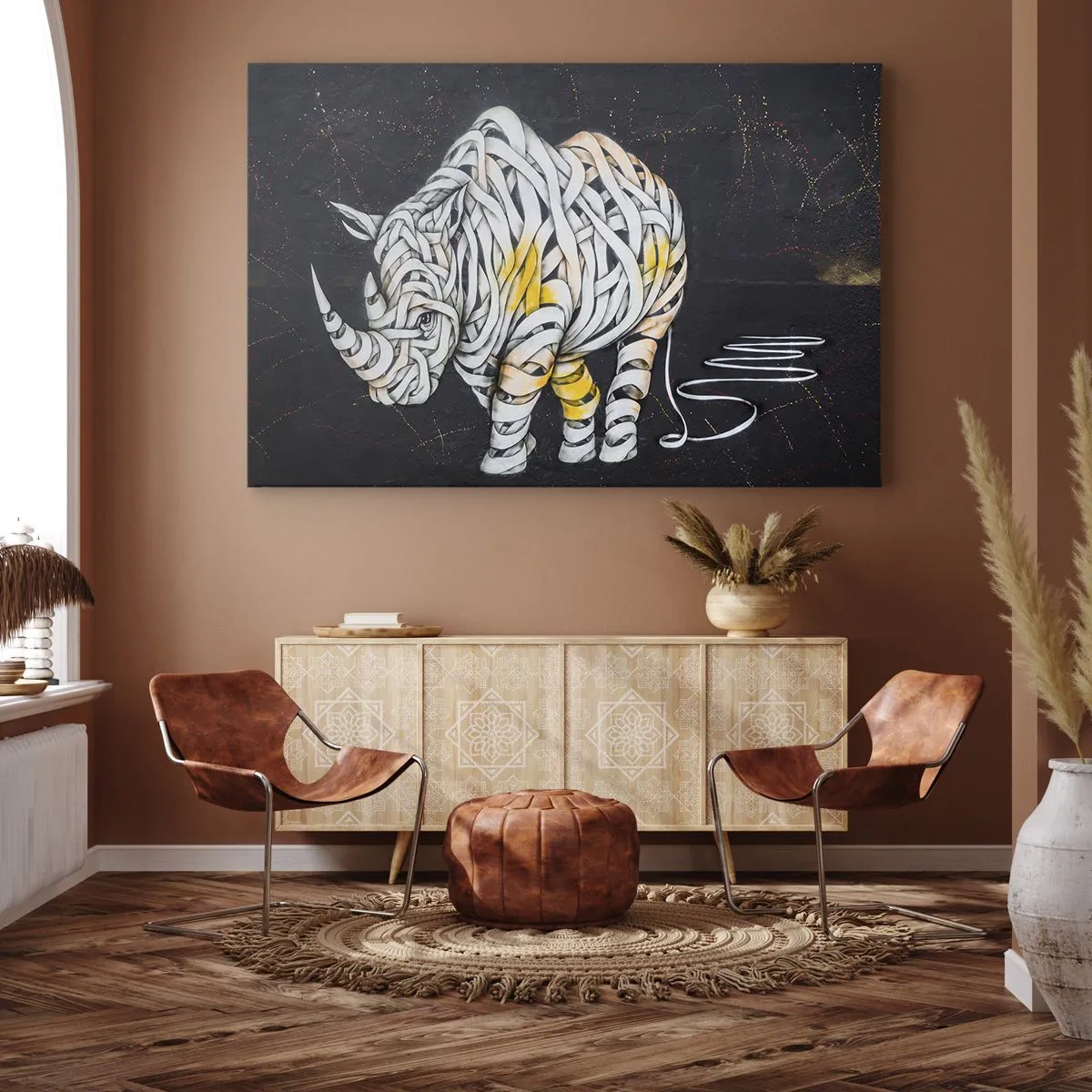 Canvastavla - Bild på duk - En snidad noshörning med abstrakta ränder mot en mörk bakgrund. - 70x50cm - Grovhet är en myt - Modern väggdekoration för vardagsrum och sovrum ARTTOR