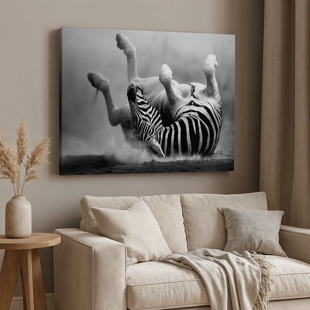 Canvastavla - Bild på duk - En svartvit zebra som rullar i sanden - 70x50cm - Endast hästen skulle inte skratta - Modern väggdekoration för vardagsrum och sovrum ARTTOR