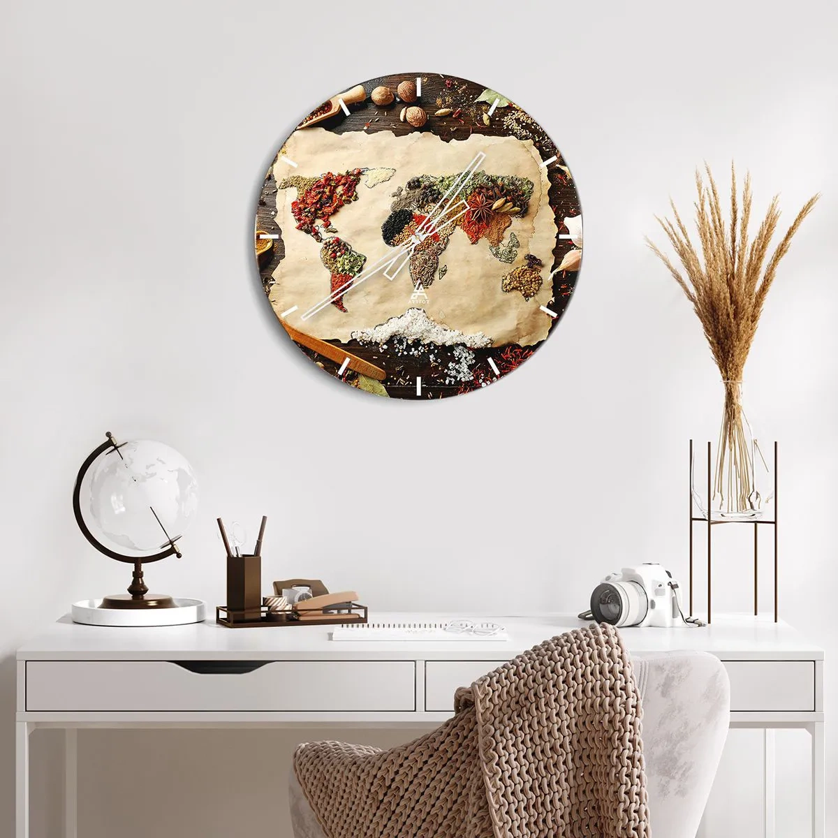 Väggklocka - Klocka på glas - Världskarta gjord av kryddor på en träbakgrund - 30x30cm - Världens alla smaker - Modern väggdekoration för vardagsrum, kök och sovrum ARTTOR