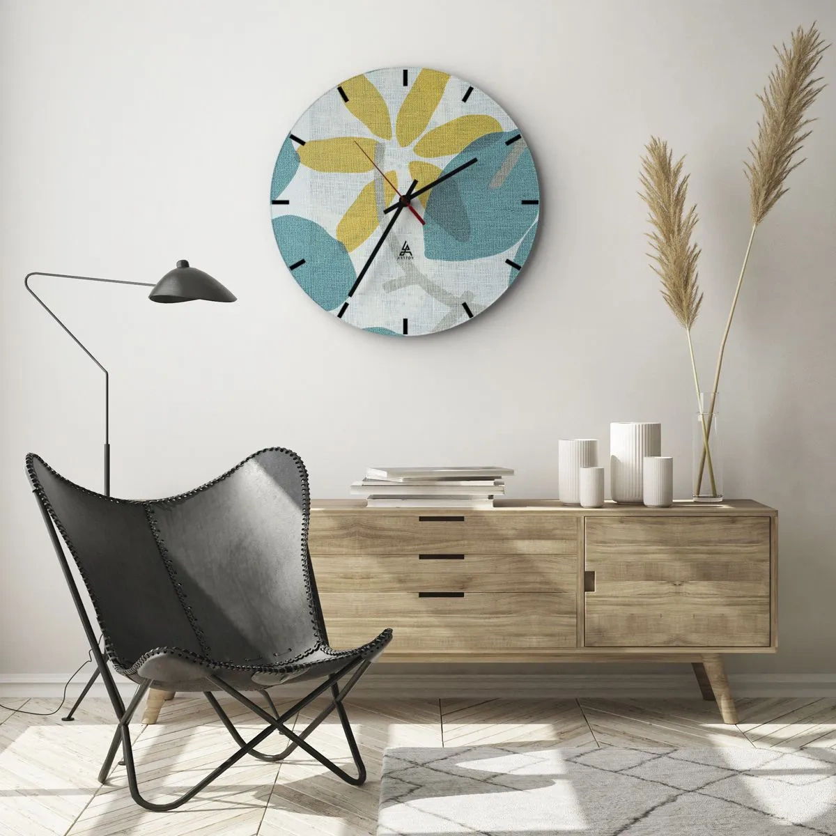 Väggklocka - Klocka på glas - Gula och turkosa blad på en ljus, linnestrukturerad bakgrund - 30x30cm - Bland azurblå blad - Modern väggdekoration för vardagsrum, kök och sovrum ARTTOR