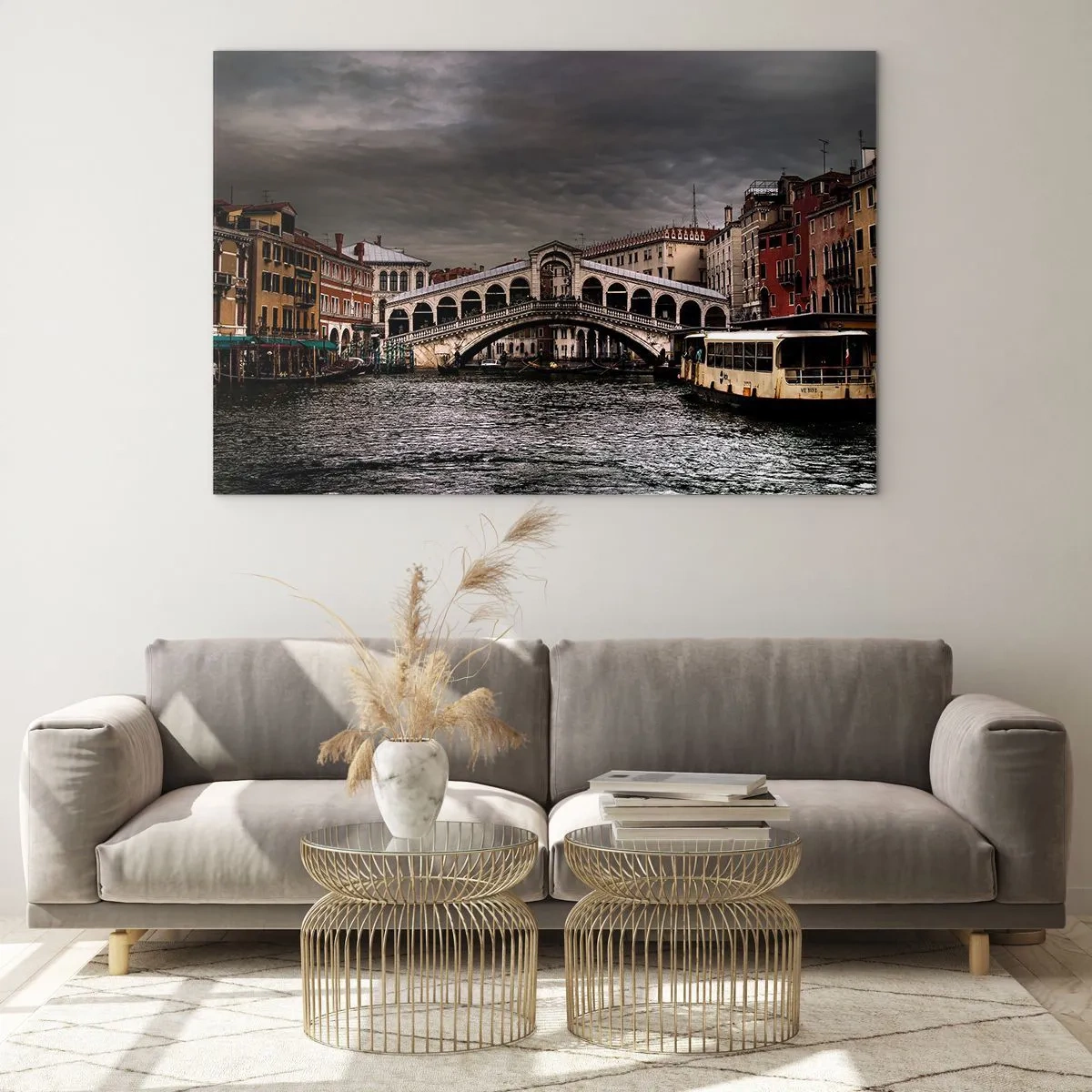 Glastavla - Bild på glas - Rialtobron mot en molnig himmel - 70x50cm - Ett löfte om en kväll i Venedig - Modern väggdekoration för vardagsrum och sovrum ARTTOR