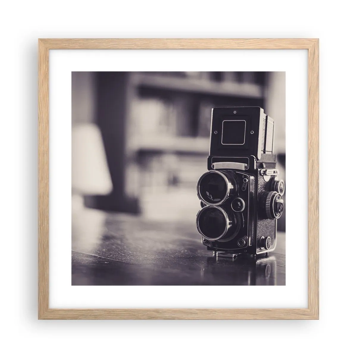 Affisch i ram av ljusek - Ett gammalt fotografis magi - 40x40 cm