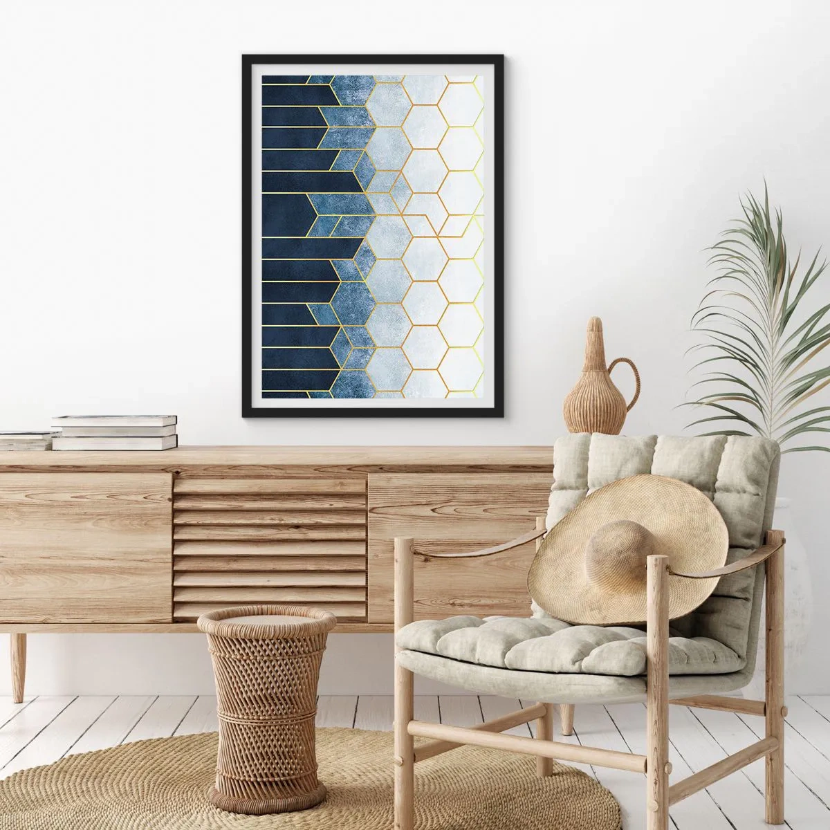 Affisch i svart ram - Geometrisk komposition i nyanser av marinblått och guld med hexagoner - 50x70cm - Komposition i synkoprytm - Modern väggdekoration för vardagsrum och sovrum ARTTOR