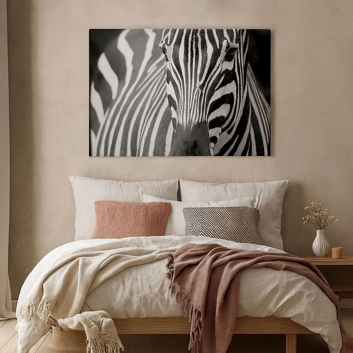 Canvastavla - Bild på duk - En svartvit närbild av en zebra med dess distinkta ränder. - 70x50cm - Världen är svart-vit - Modern väggdekoration för vardagsrum och sovrum ARTTOR