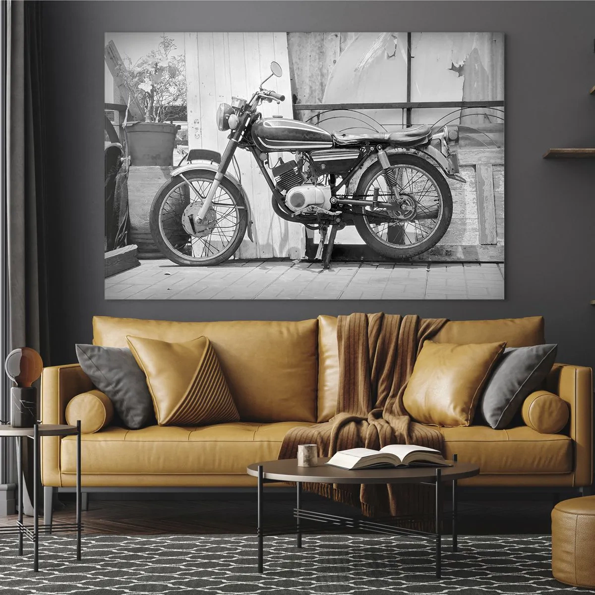 Glastavla - Bild på glas - En motorcykel i retrostil som står mot en trävägg - 70x50cm - Klassik framför allt - Modern väggdekoration för vardagsrum och sovrum ARTTOR