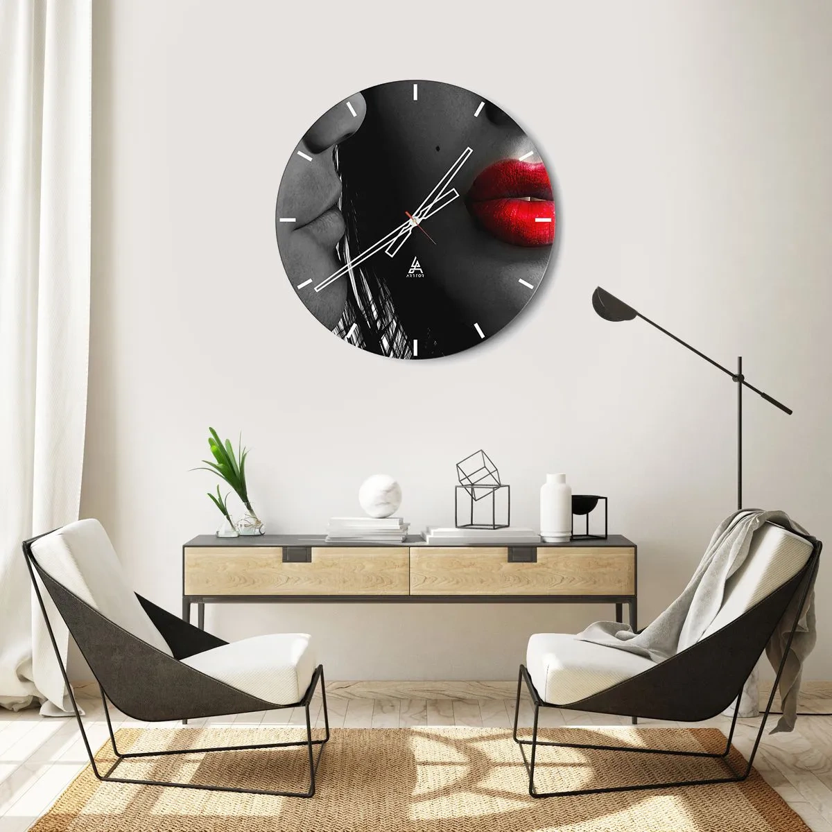 Väggklocka - Klocka på glas - Svartvit närbild av ett ansikte med röda läppar - 30x30cm - Ansikte vid ansikte  - Modern väggdekoration för vardagsrum, kök och sovrum ARTTOR