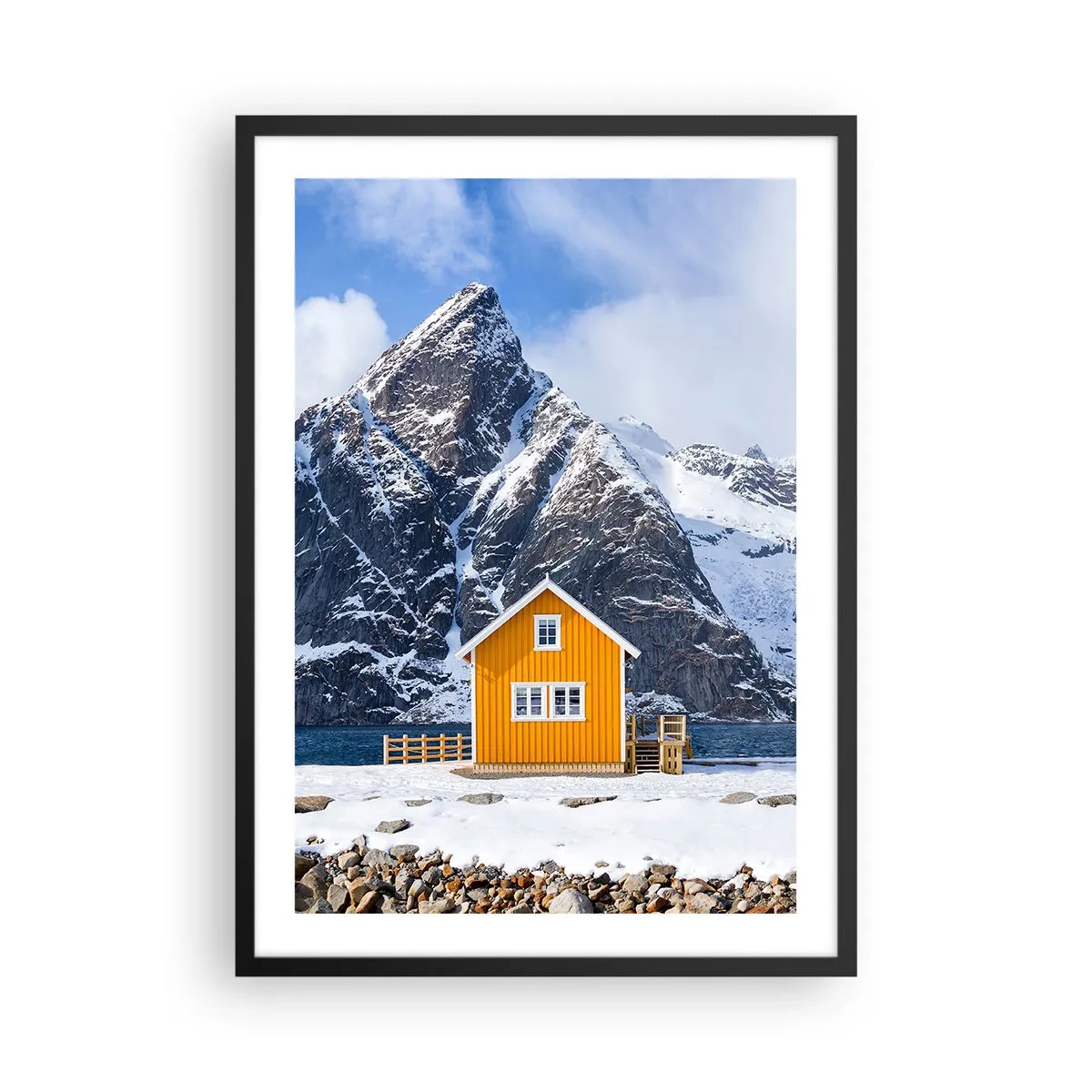 Affisch i svart ram - Ett gult hus mot bakgrund av snötäckta berg - 50x70cm - Skandinavisk semester - Modern väggdekoration för vardagsrum och sovrum ARTTOR