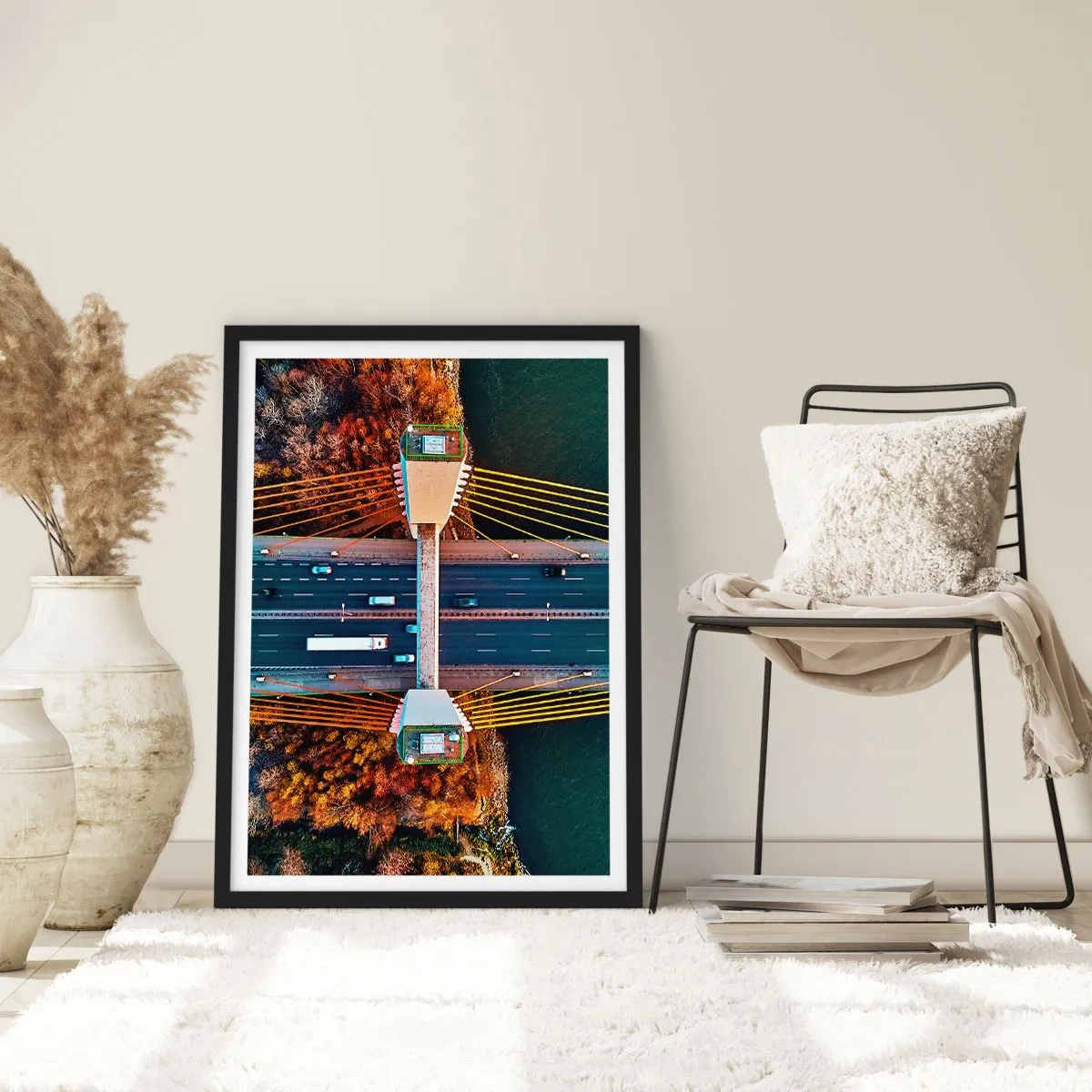 Affisch i svart ram - Ovanifrån av en modern bro med bilar och gula rep - 50x70cm - Bortom vatten, bortom skog - Modern väggdekoration för vardagsrum och sovrum ARTTOR