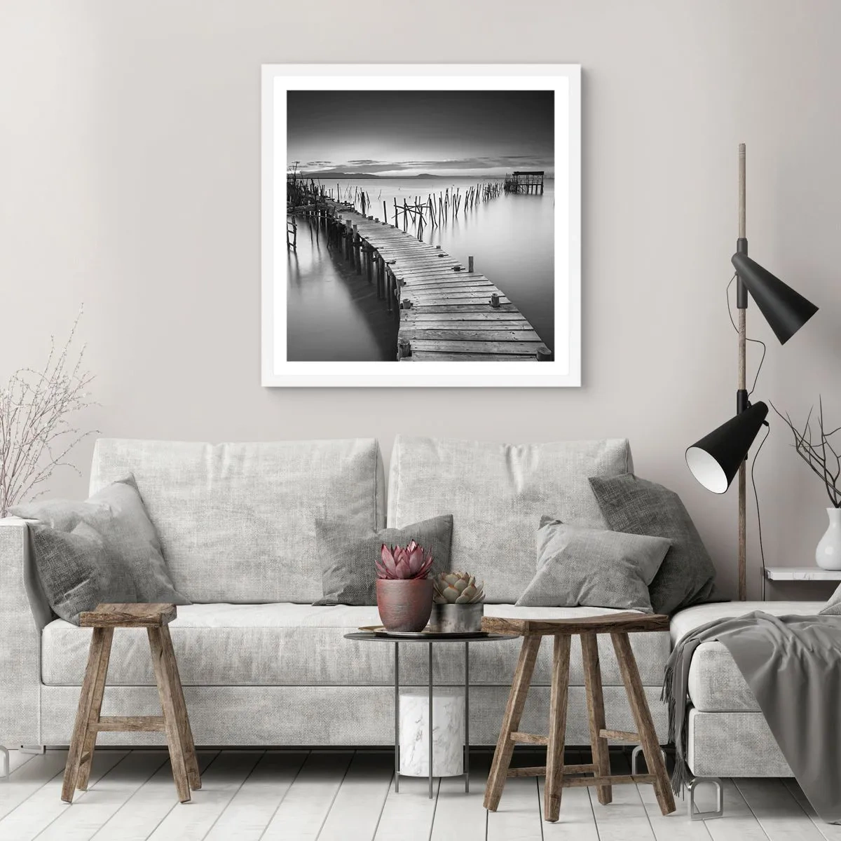 Affisch i vit ram - Den glömda strandens ro - 50x50 cm